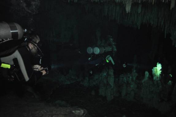 Mergulhando pelas galerias do Gran Cenote, na região de Tulum, no Yucatán, sul do México (foto de Luis Leal)